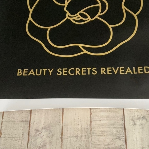 Les Codes de Chanel / Beauty Secrets Revealed. Chanel Inc., 2010. - Picture 5 of 7